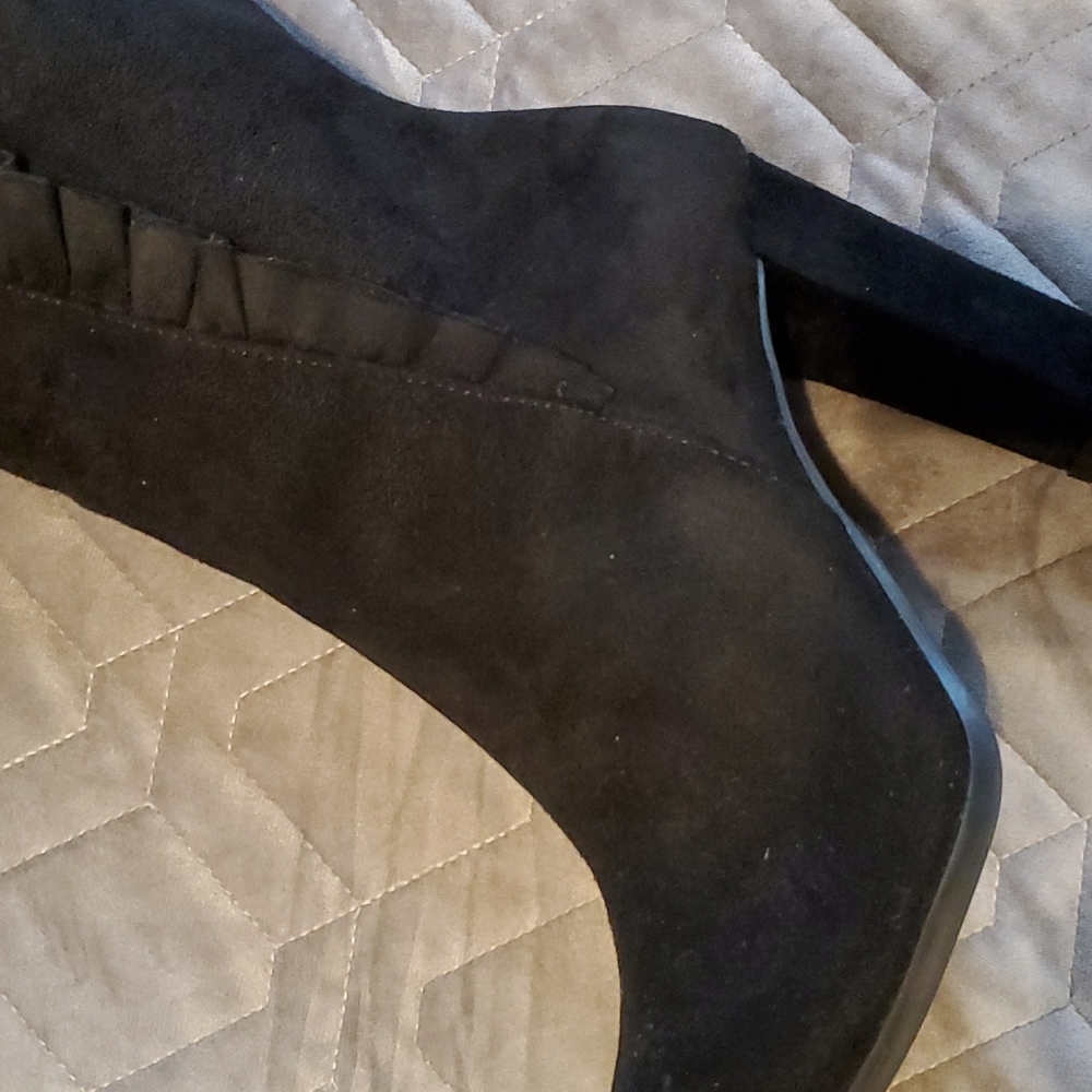 NWOB Black suede heeled boot with ruffle - Picture 4 of 7